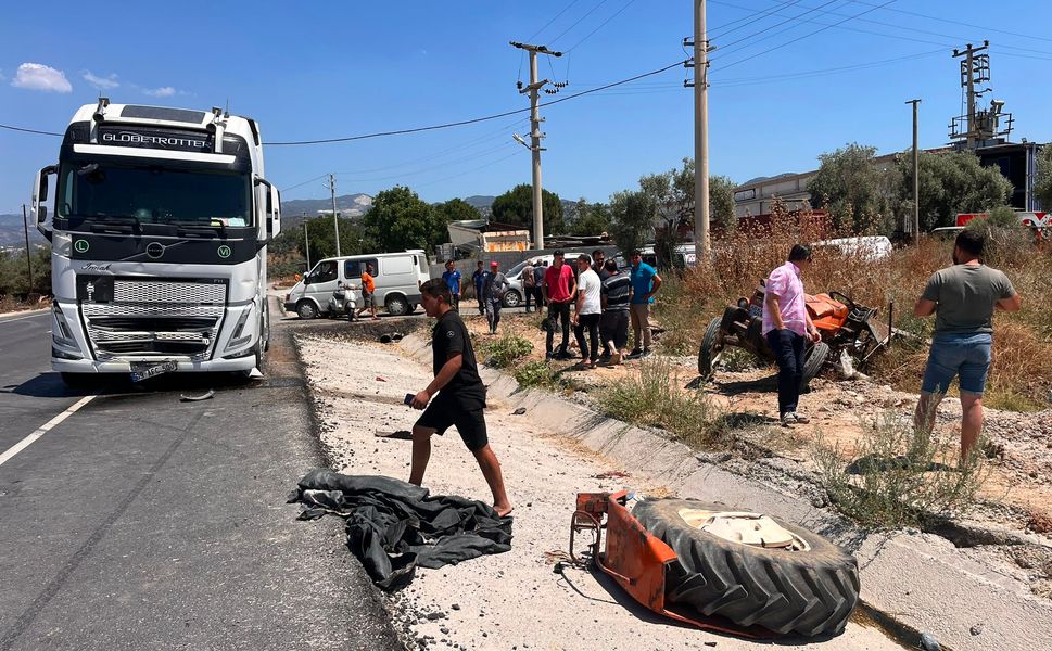 Milas'ta tırla çarpışan traktördeki 2 kişi hayatını kaybetti