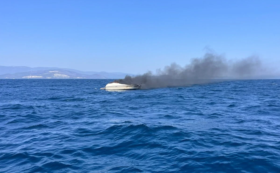 Didim’de yangın çıkan tekneden denize atlayan 2 kişi kurtarıldı