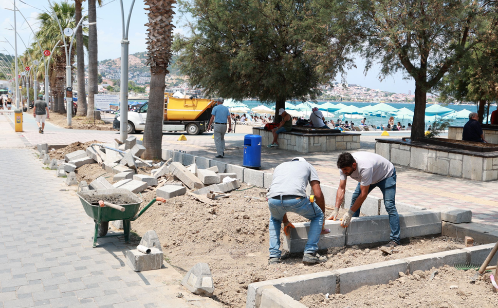Yenifoça'da sahil düzenleme ve peyzaj çalışmaları başladı