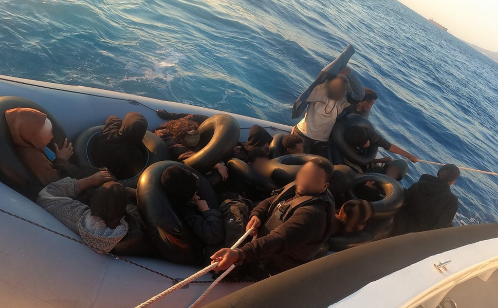 İzmir açıklarında arızalanan bottaki 21 göçmen tahliye edildi