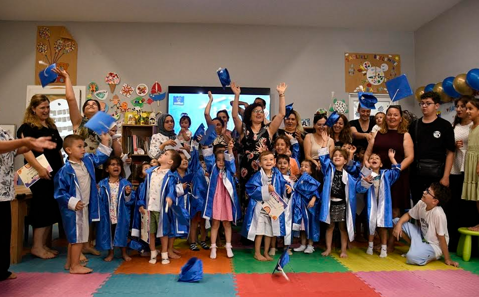 Kuşadası’nda Anne Baba Çocuk Merkezi’nde miniklerin mezuniyet coşkusu