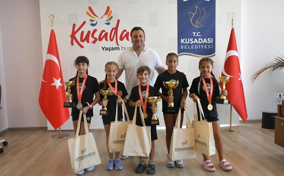 Kuşadası’nın gururu minik jimnastikçilerden Başkan Vekiline ziyaret
