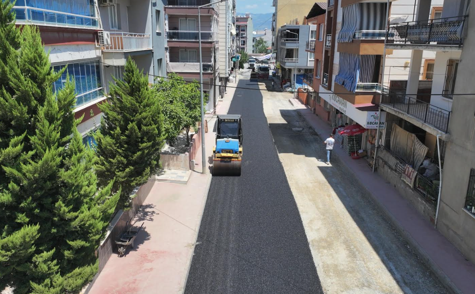 Manisa Büyükşehir’den Alaşehir’de sıcak asfalt çalışması