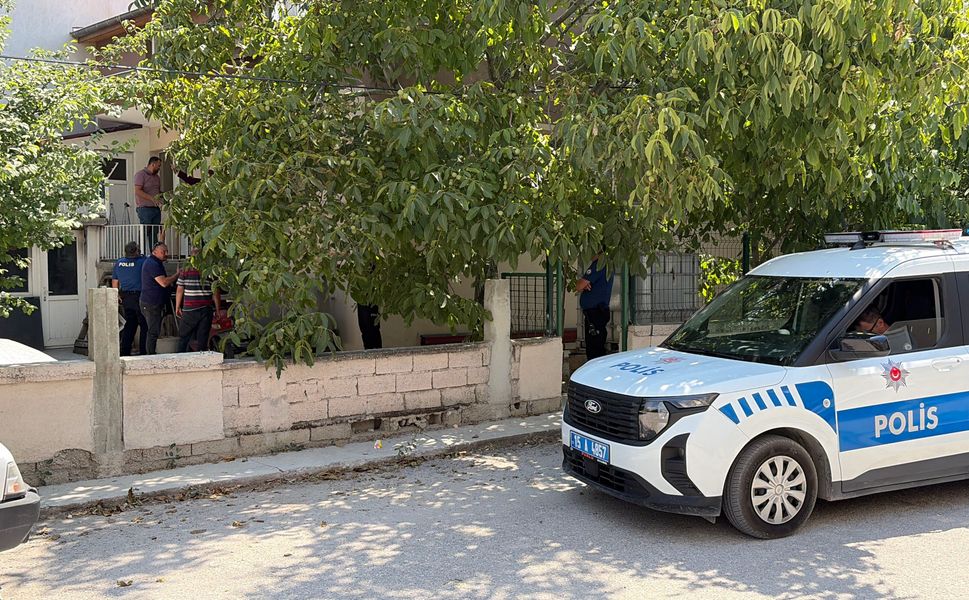 Komşuların park yeri kavgası kanlı bitti: Baba ve oğlu bıçaklandı