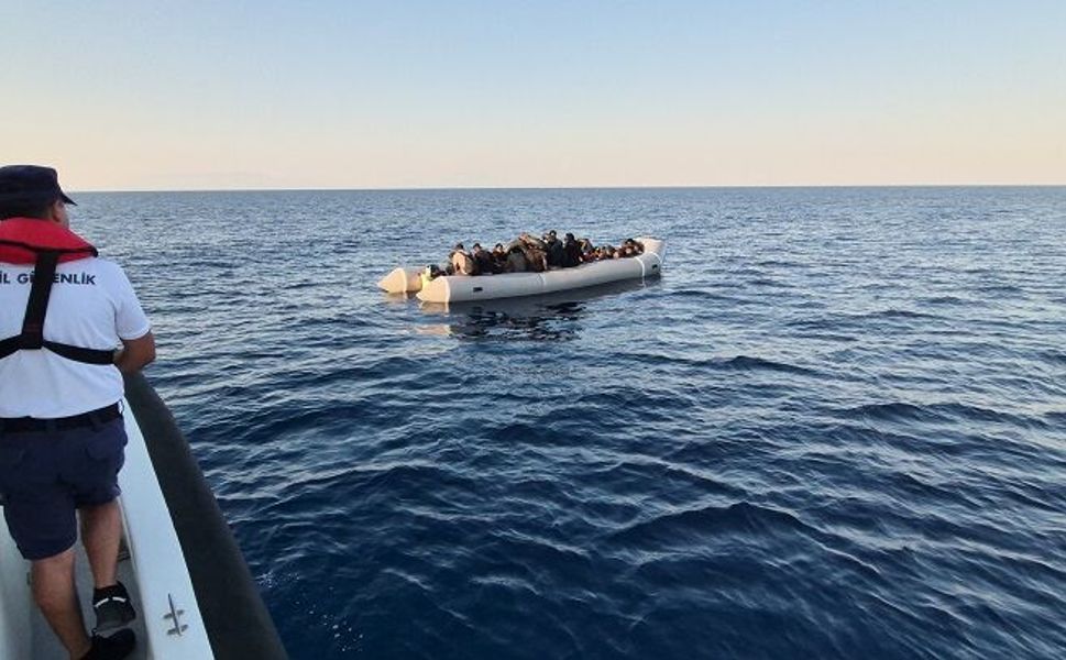 İzmir açıklarında 4'ü çocuk 73 göçmen lastik bottan karaya çıkarıldı