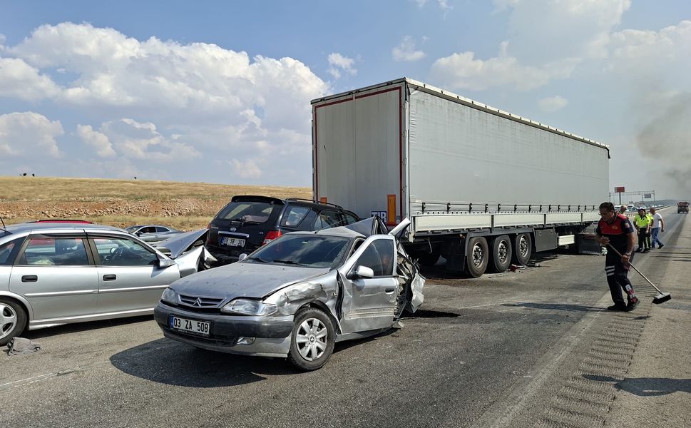 Afyon'da zincirleme trafik kazası: 8 kişi yaralandı