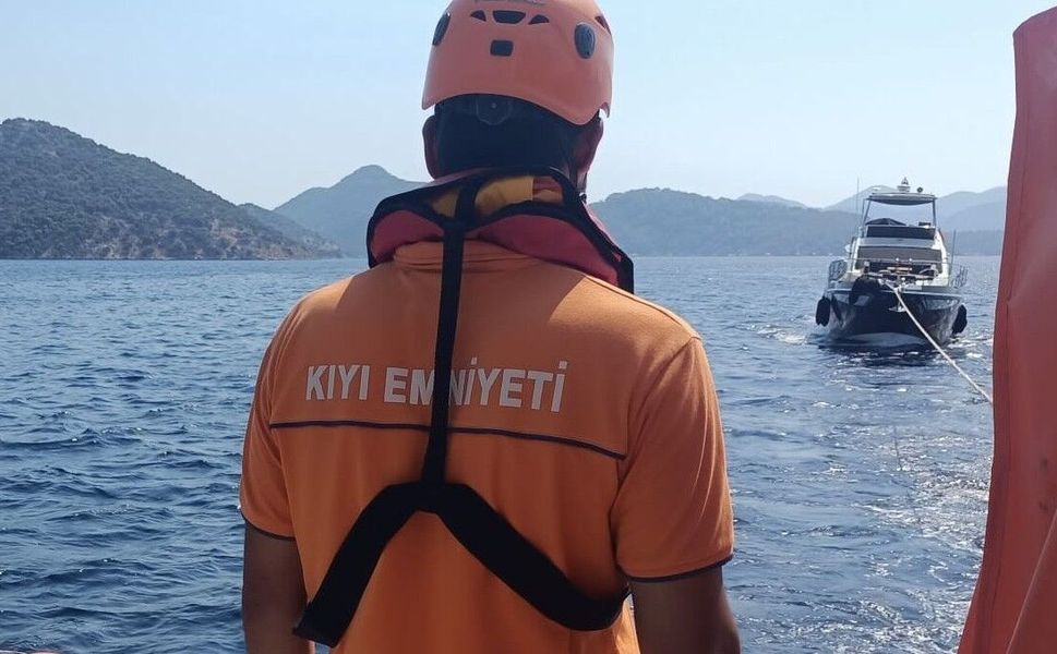 Fethiye açıklarında sürüklenen teknedeki 3 kişi kurtarıldı