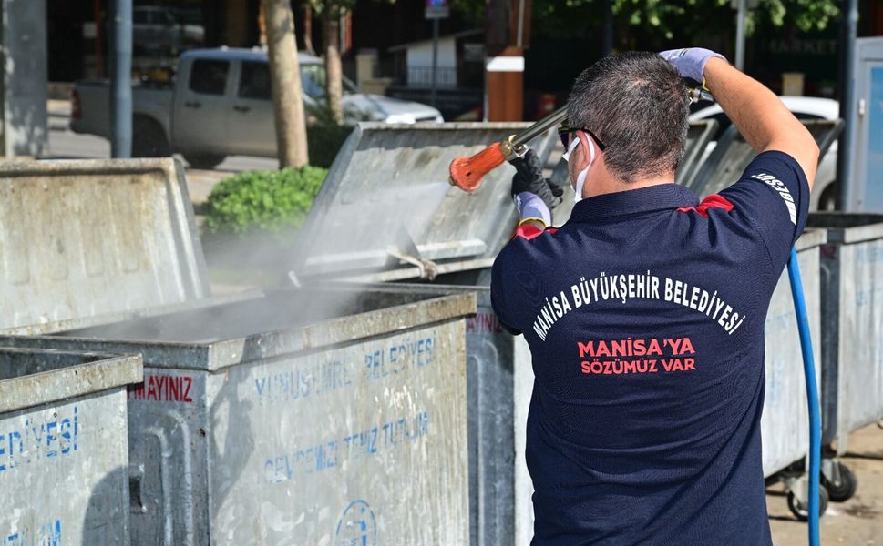 Manisa Büyükşehir’den çöp konteynerlerinde temizlik ve ilaçlama seferberliği