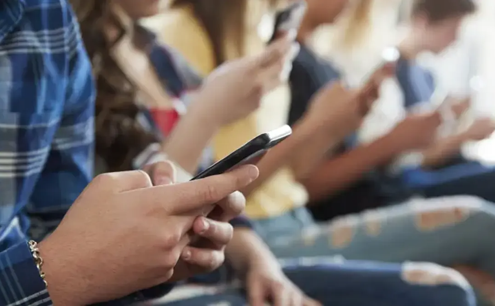 Fransa liselerde cep telefonunu yasakladı