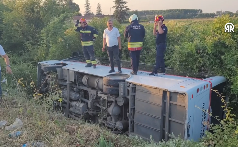 Samsun'da halk otobüsünün devrildi: 15 kişi yaralandı
