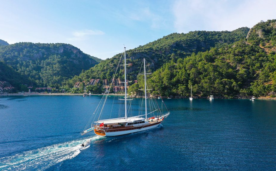 Tatil kabusa dönüştü: Su alan gezi teknesindeki 100 yolcu tahliye edildi