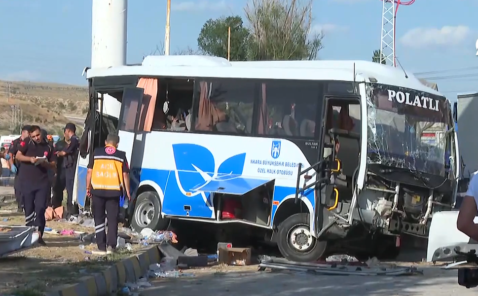 Başkentte feci kaza:  2 kişi öldü, 25 kişi yaralandı