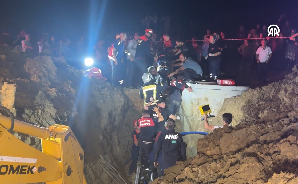 Bartın'da toprak altında kalan baba ile oğlu kurtarıldı