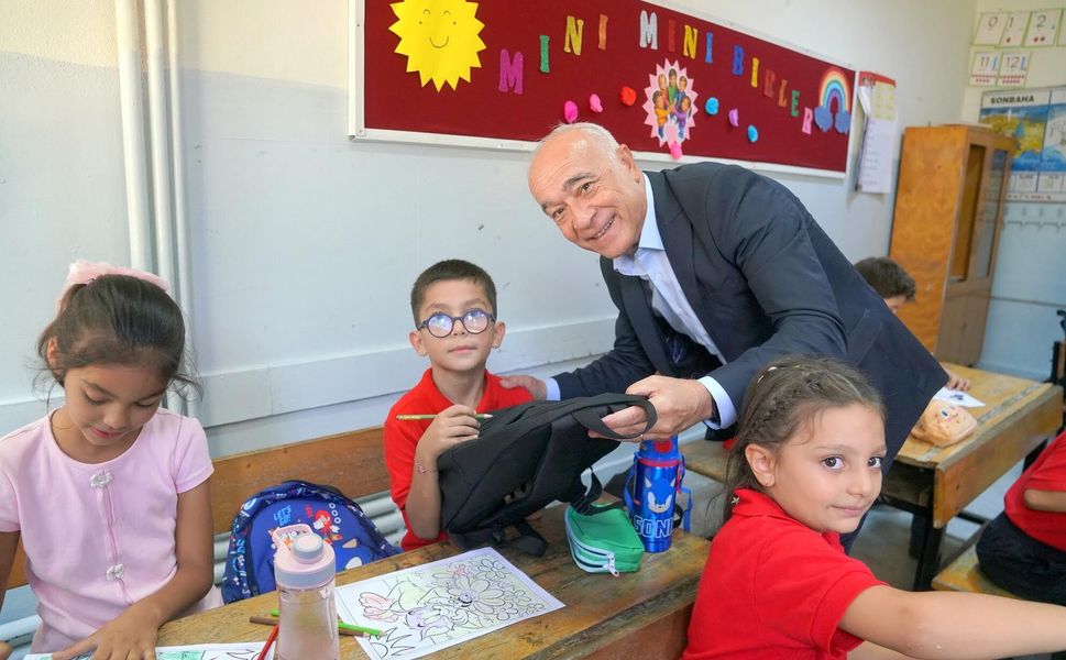 Seferihisar Belediyesi’nden öğrencilere kırtasiye desteği