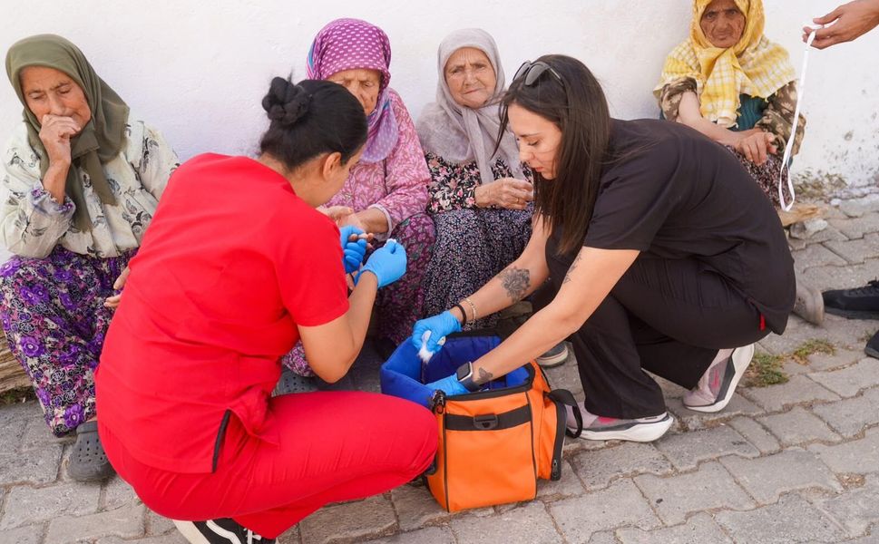 Seferihisar Belediyesi’nden anlamlı destek:  Beyler Köyü’nde rutin sağlık kontrolü yapıldı