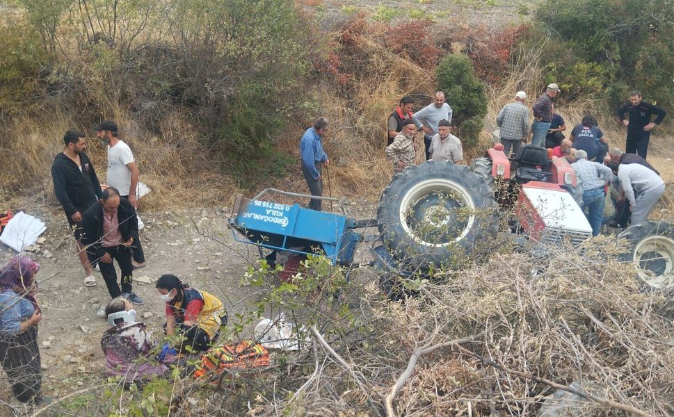 Manisa'da traktör devrildi: 2 kişi hayatını kaybetti, 3 kişi yaralandı
