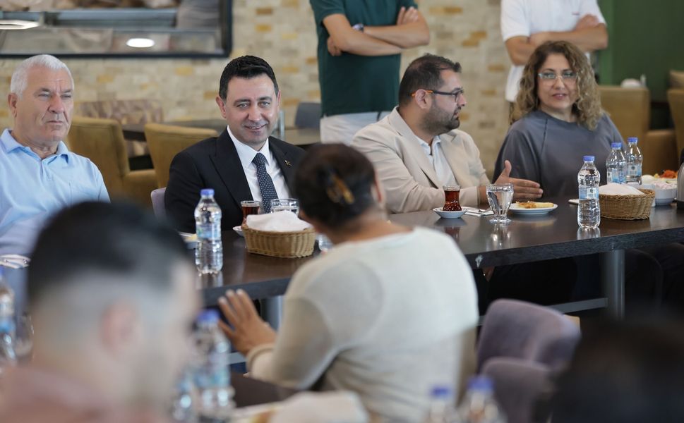 Başkan Önal muhtarlarla buluştu: Bayraklı’nın ihtiyaçları masaya yatırıldı