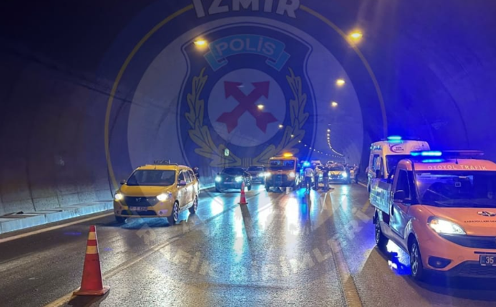 Bayraklı Büyük Tünel içerisinde trafik kazası: Sol ve orta şerit kapalı