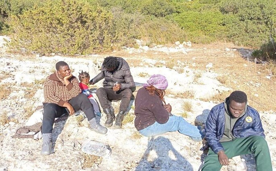 İzmir'de 9 düzensiz göçmen kurtarıldı