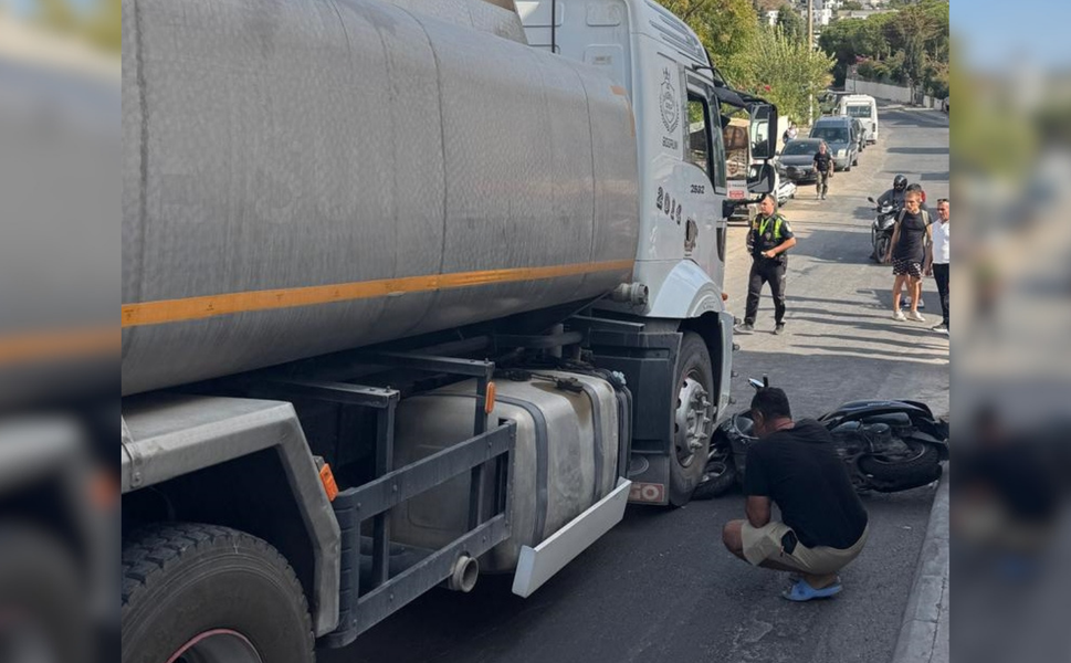 Tankerin altında sıkışan motosiklet sürücüsü kurtarıldı