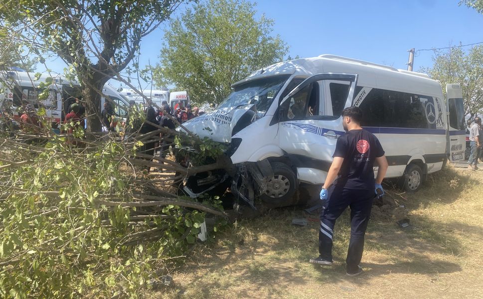 Manisa'da işçi servisi kaza yaptı: 14 kişi yaralandı