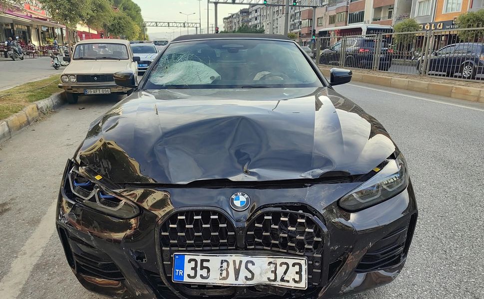 Aydın'da lüks otomobil motosikletle çarpıştı: 2 kişi yaralandı
