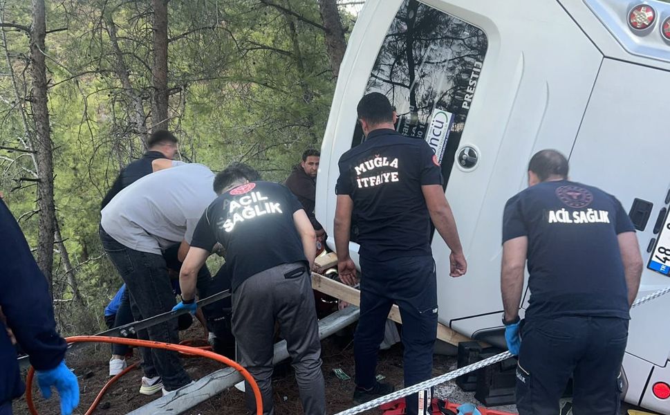Marmaris'te işçi servisi devrildi: 5 kişi yaralandı