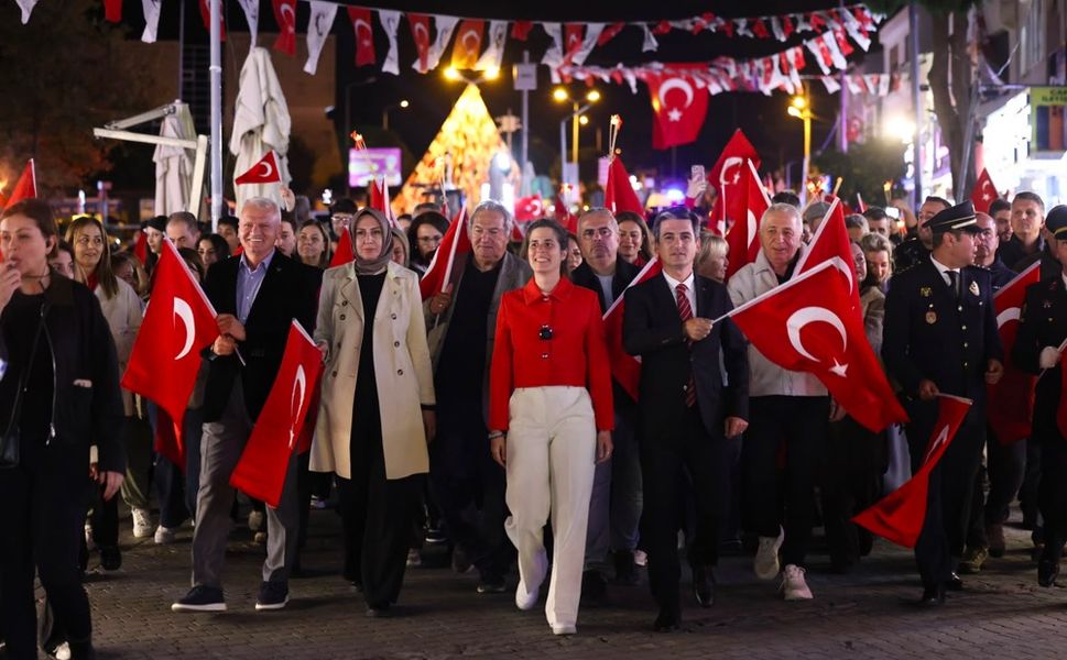 Çeşme’de Cumhuriyet coşkusu: 103. yıl fener alayıyla kutlandı