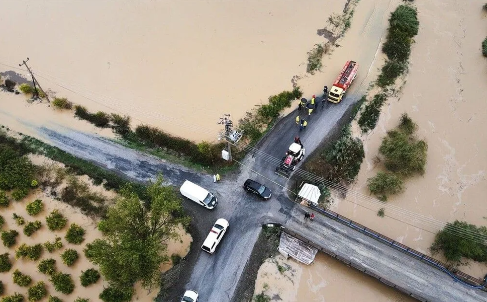 Ege'de sağanak yaşamı olumsuz etkiledi: Ev ve iş yerlerini su bastı, yollar kapandı