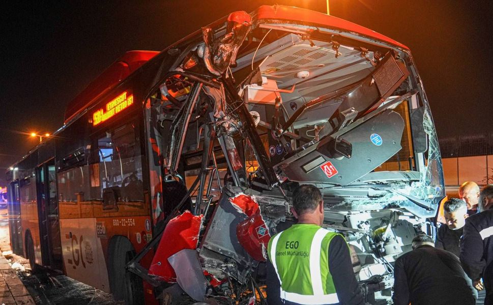 Başkentte belediye otobüsü kaza yaptı: 24 kişi yaralandı