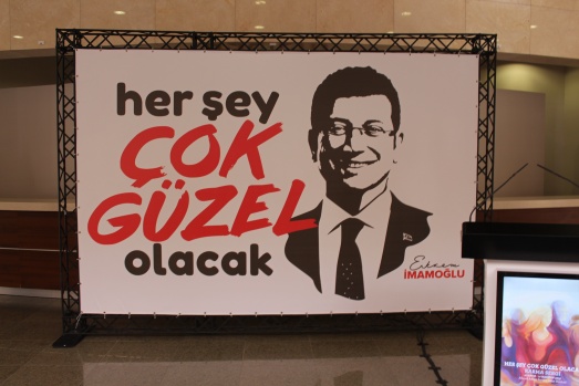 Yüksek Seçim Kurulu’nun (YSK) tartışmalı kararı sonrası 23 Haziran’da yenilenecek olan İstanbul seçimlerinde, CHP&#039;nin İstanbul Büyükșehir Belediye Başkan Adayı Ekrem İmamoğlu&#039;nun kampanyasına destek olmak için, Türkiye’nin dört bir yanından çeşitli sanatçıların yaptığı resimlerden oluşan &quot;Her Şey Çok Güzel Olacak&quot; adlı karma resim sergisinin açılış töreni Ahmet Adnan Saygun Sanat Merkezi&#039;nde yapıldı.