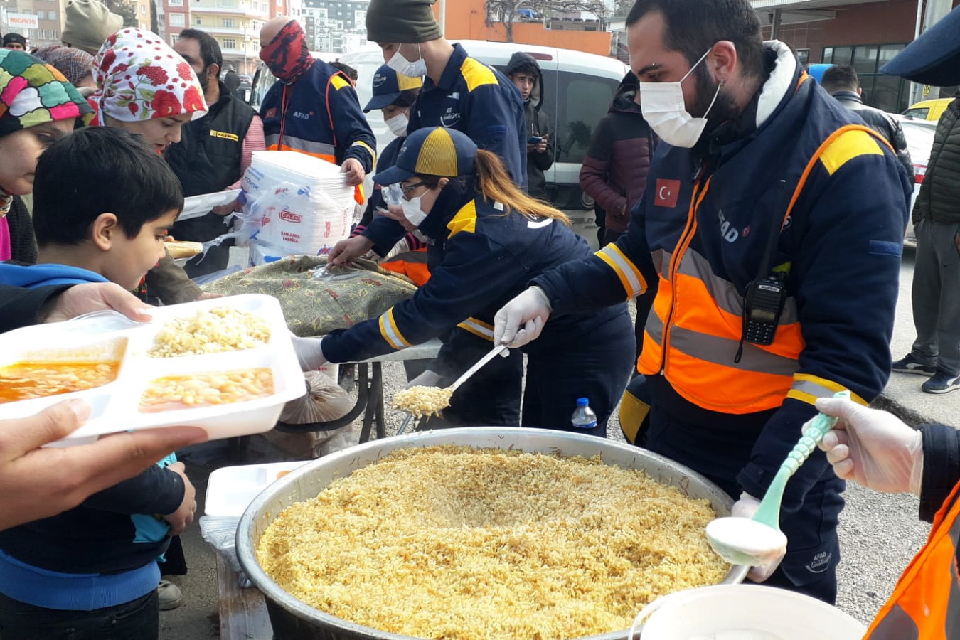 NARLIDERE, AFETZEDELER İÇİN SEFERBER OLDU (6)