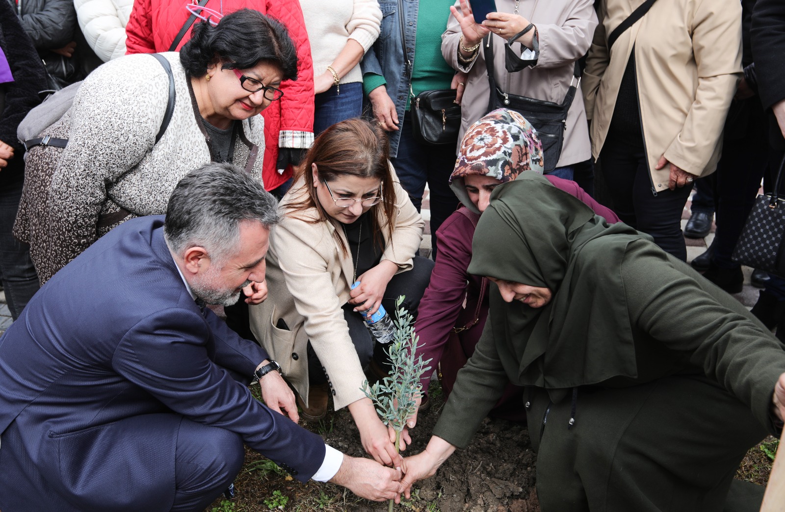 CHP Bayraklı, kadınlar anısına fidan dikti (2)