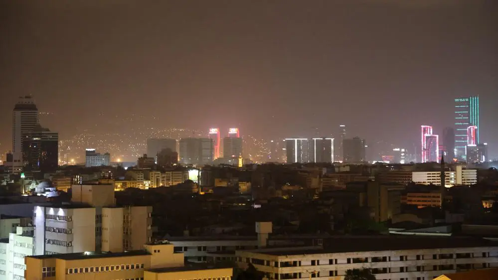 Çöl tozu fırtınası sürüyor: İzmir gece saatlerinde böyle görüntülendi - İz Gazete - İzmir Haberleri - Son Dakika Haberler
