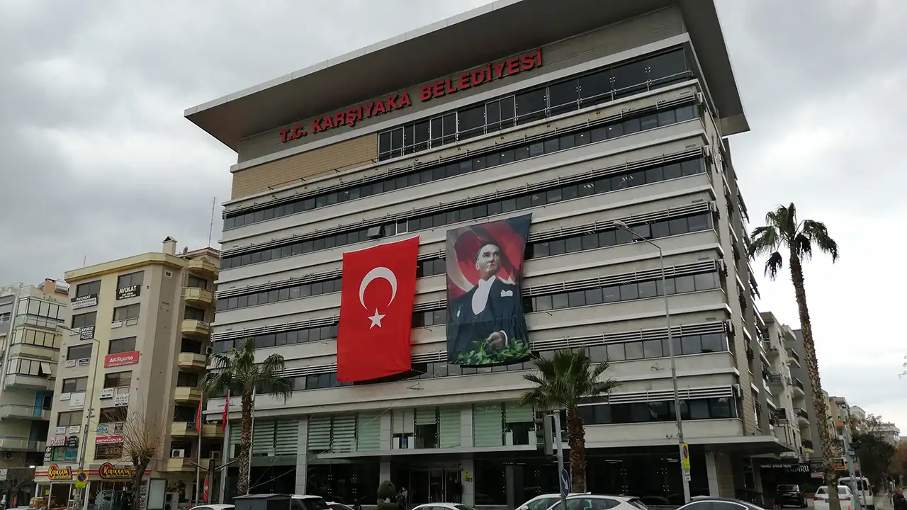 Karşıyaka Belediye Binası Kapakaae