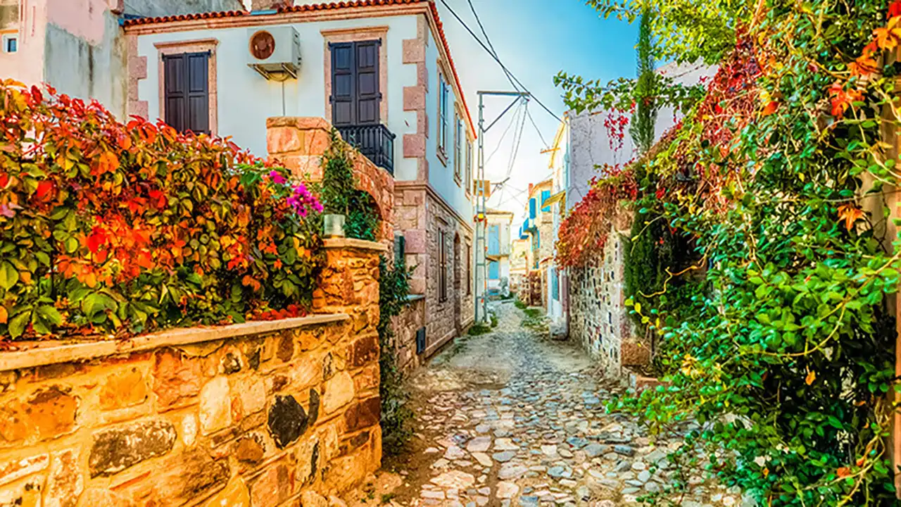 Renkli sokaklarıyla büyülüyor: Cunda Adası