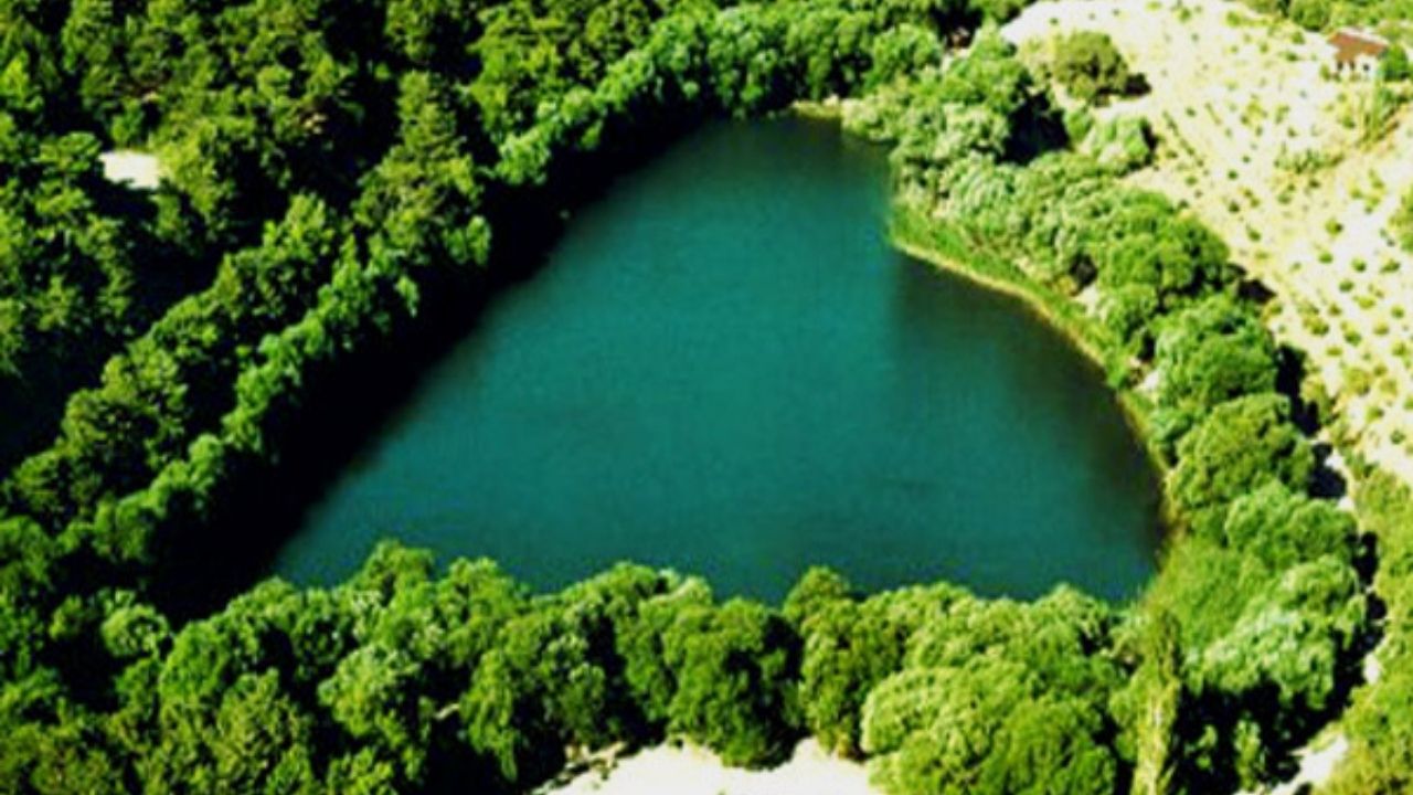 Karagöl Doğal Krater Gölü (1)-1