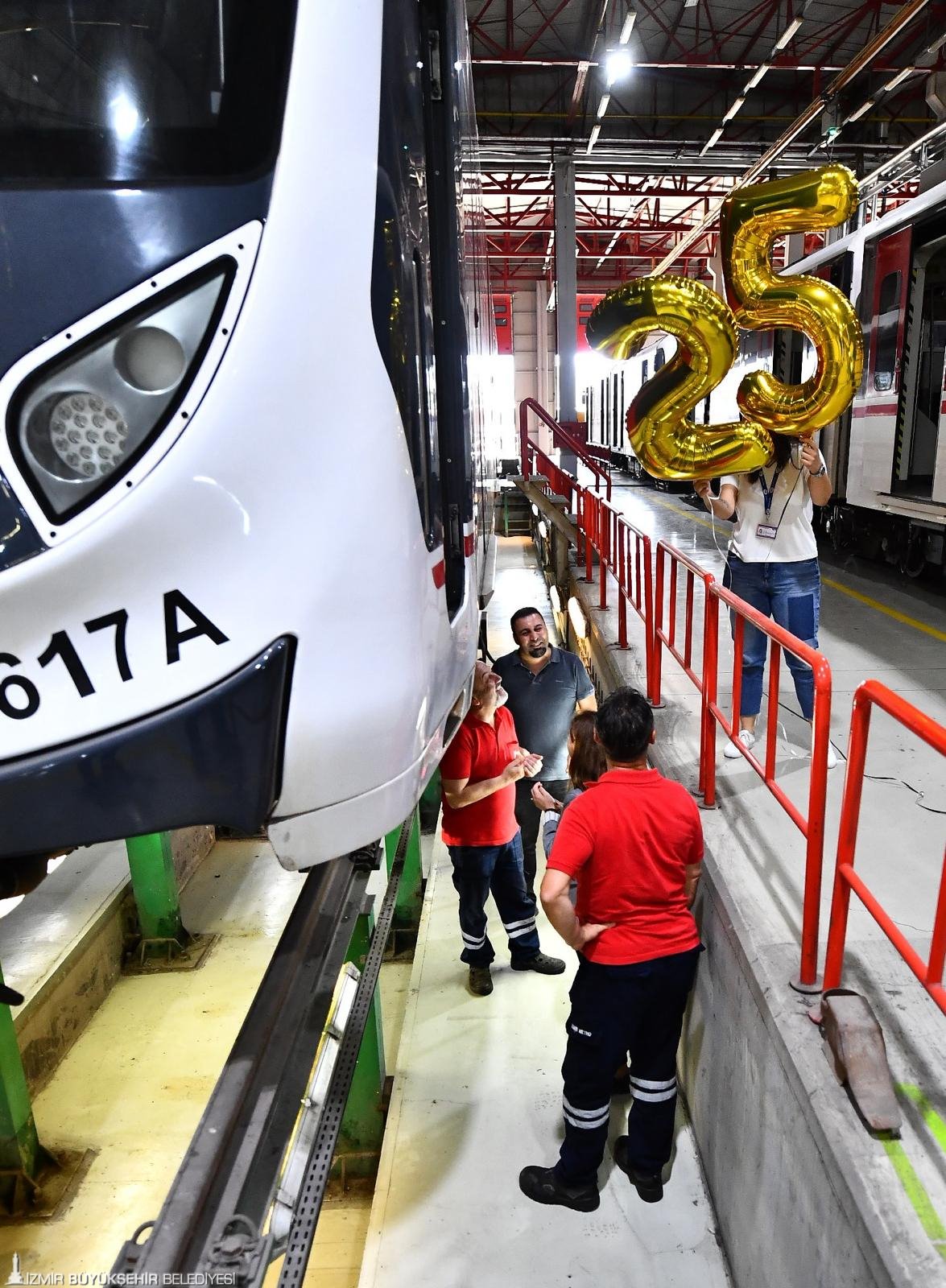 Ceyrek Asir Geride Kaldi Izmir Metronun Hizmet Gururu