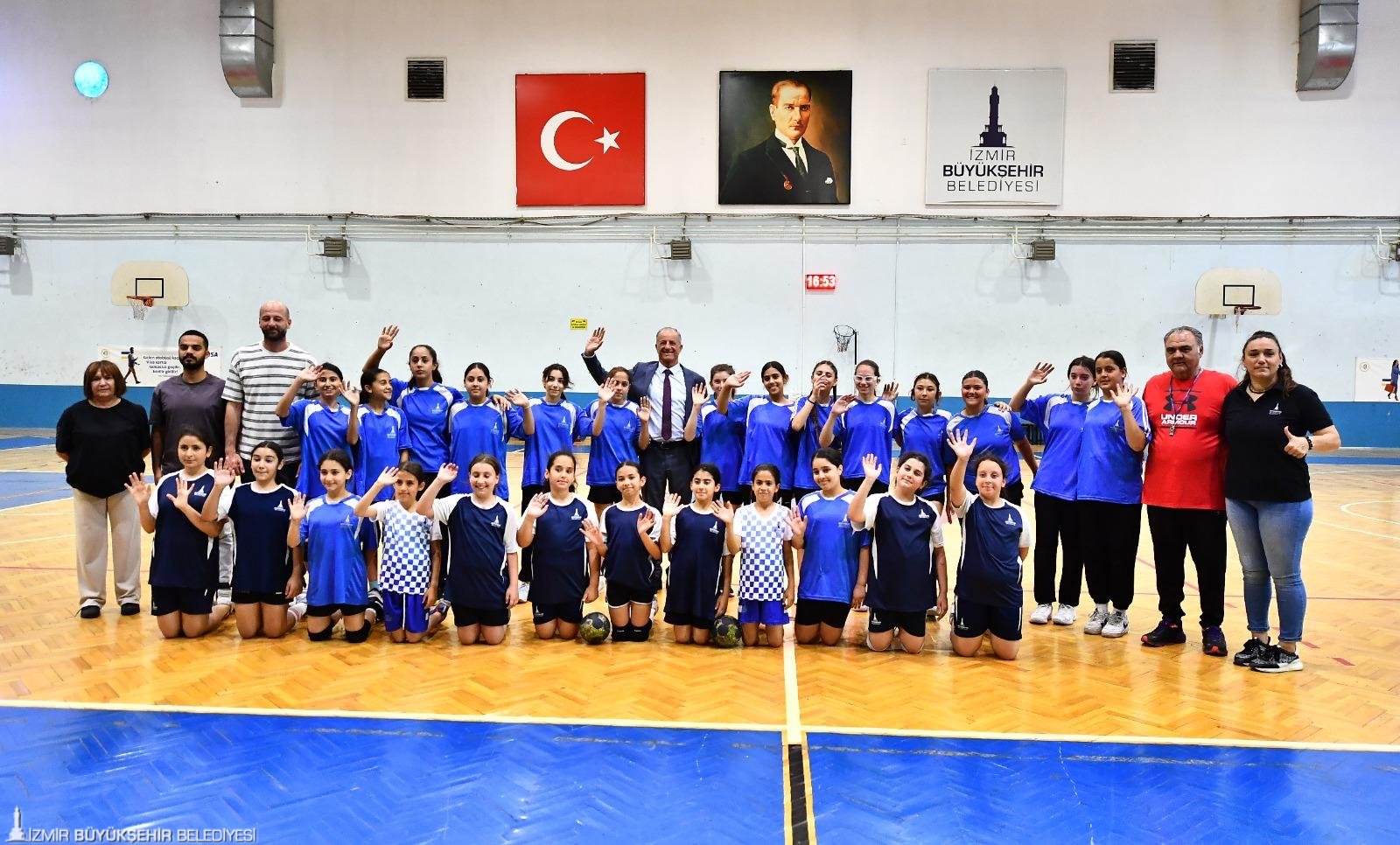 Hentbolda Izmir Ruzgari Buyuksehirin Kizlari Turkiye Ikincisi
