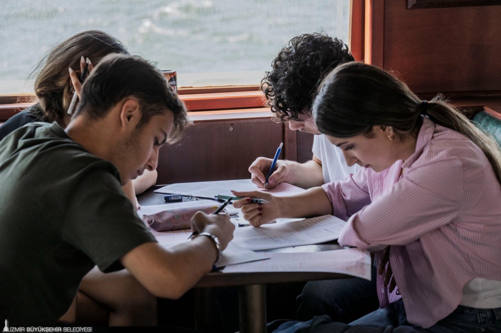 Izmirin Simgesi Tarihi Bergama Vapuru Ogrencilere Kapilarini Acti Yskya Hazirlaniyorlar-1