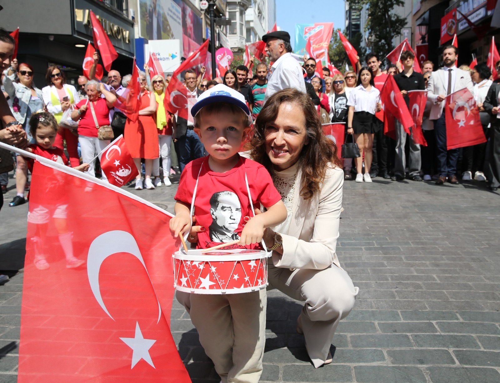 Karsiyakada 19 Mayis Kortejine Yogun Katilim