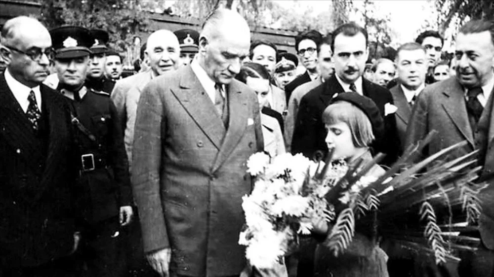 Kurtulusun Simgesi 19 Mayis Bayrami Kutlu Olsun (2)