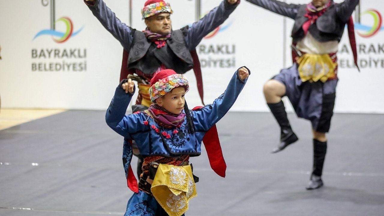 bayraklida-halk-danslari-gosterisi-1