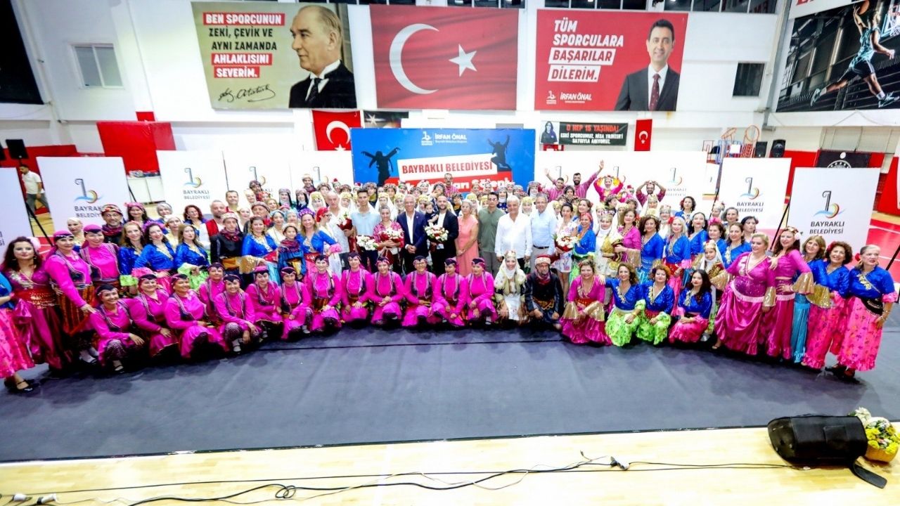 bayraklida-halk-danslari-gosterisi-3