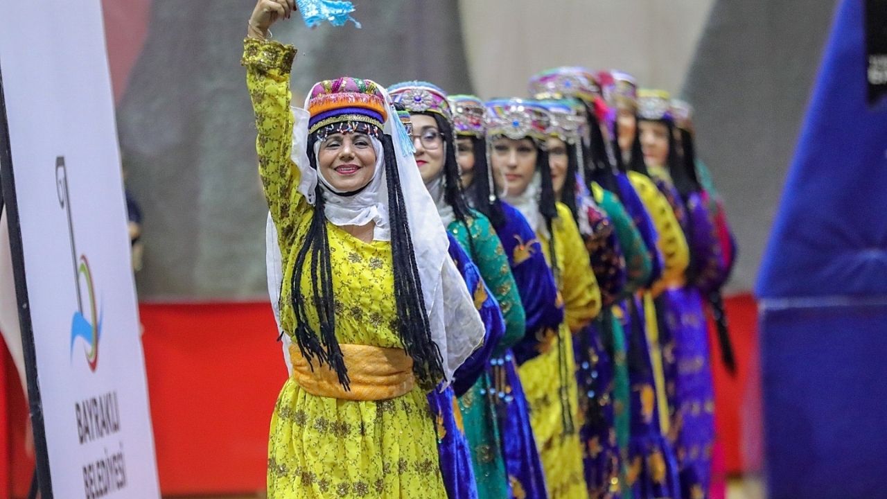 bayraklida-halk-danslari-gosterisi-4