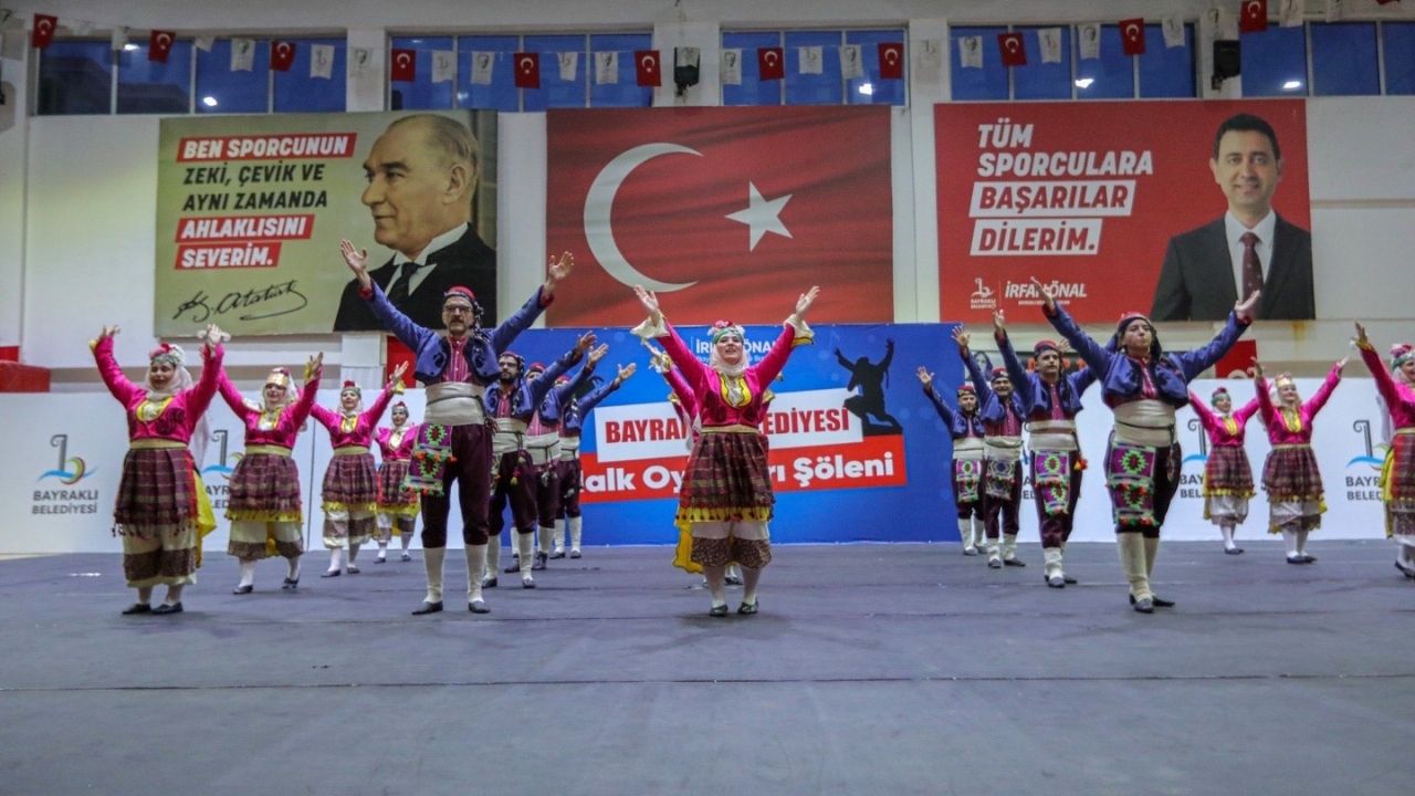 bayraklida-halk-danslari-gosterisi-5