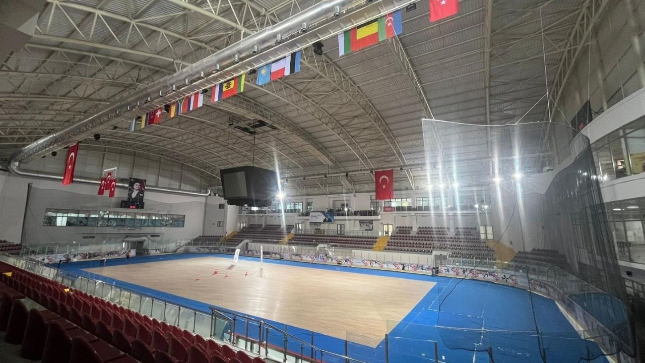 buz-sporlari-salonunda-tekerlekli-paten-egitimi-1