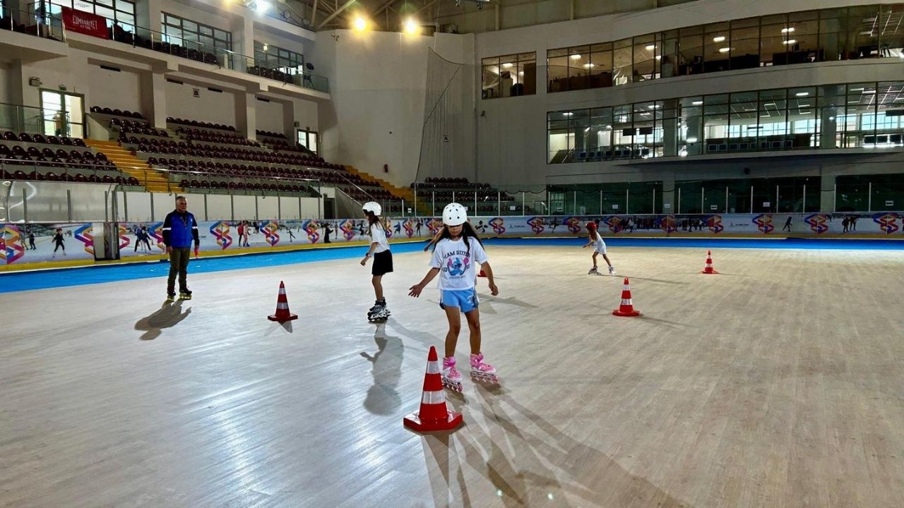 buz-sporlari-salonunda-tekerlekli-paten-egitimi-3