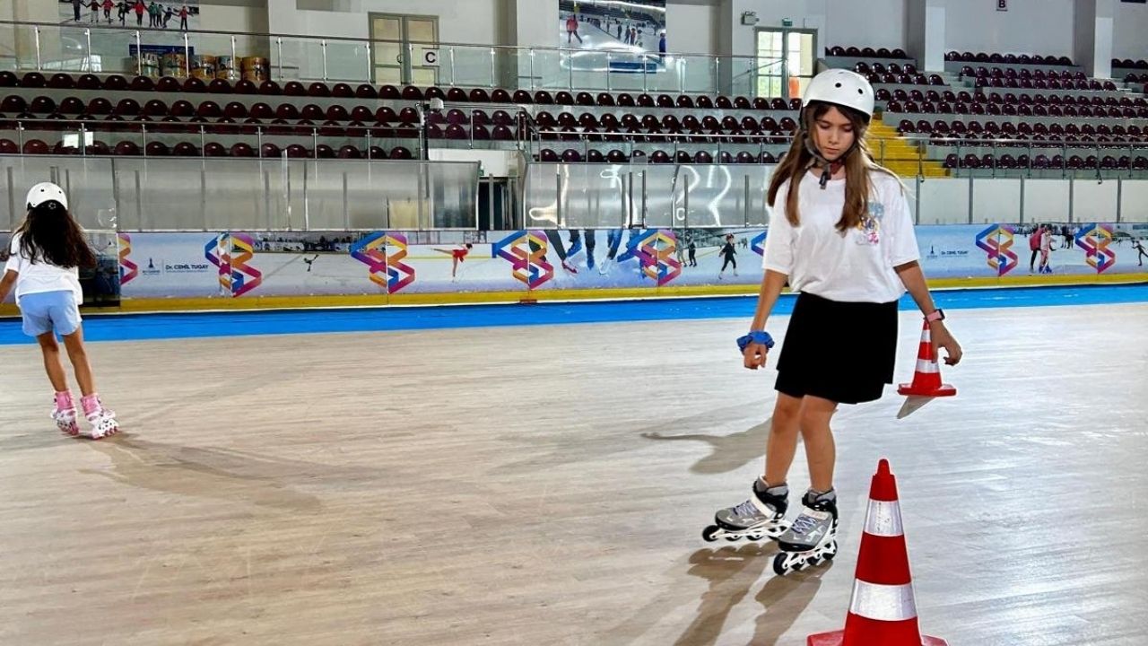 buz-sporlari-salonunda-tekerlekli-paten-egitimi-5