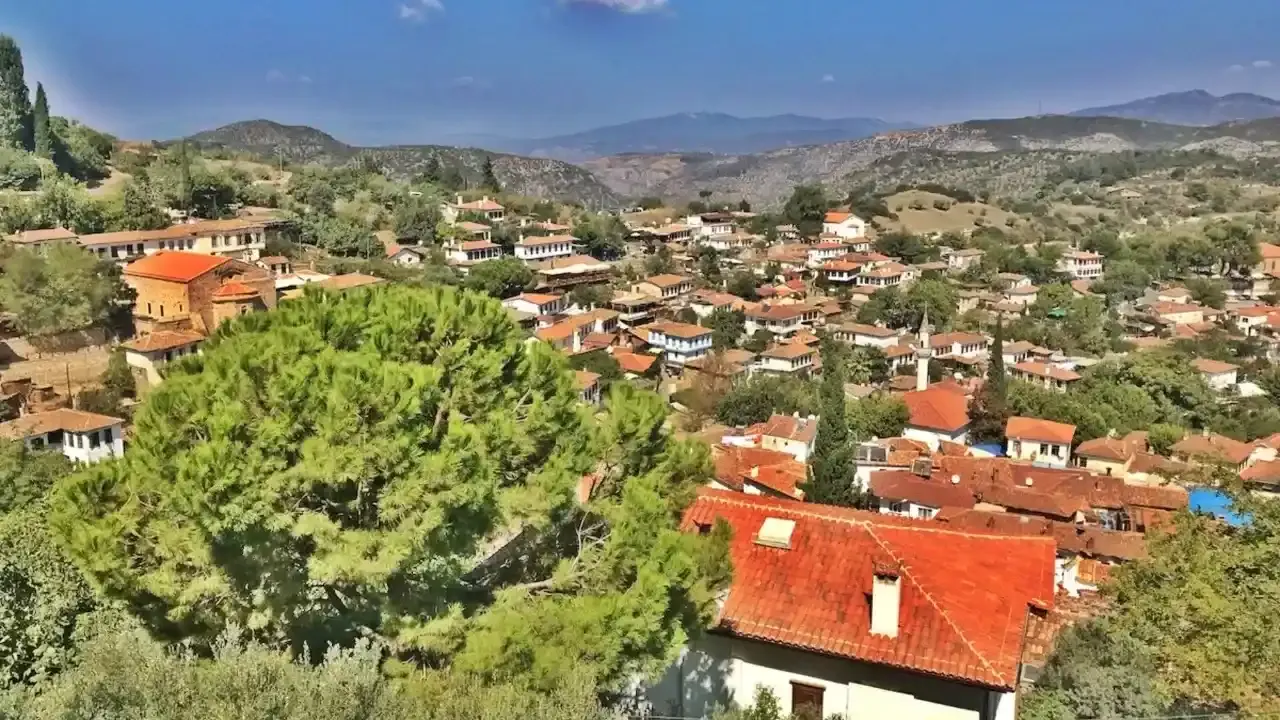 Essiz Panoramasiyla Yunt Daglari Bakircay Ovasi Ve Bergama Izmirde Besiktas Tepesini Gormeden D (4)